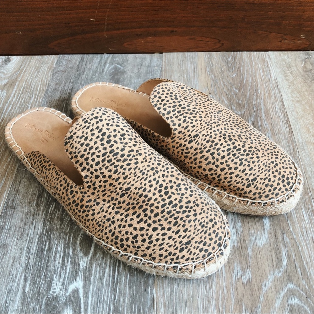 Universal Thread Leopard Flats
